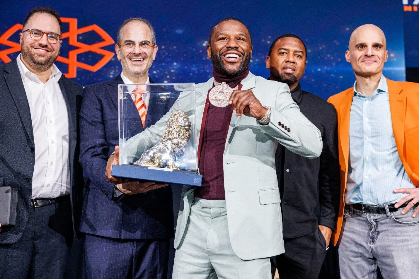 Floyd Mayweather receives a lion trophy at a United Hatzalah gala